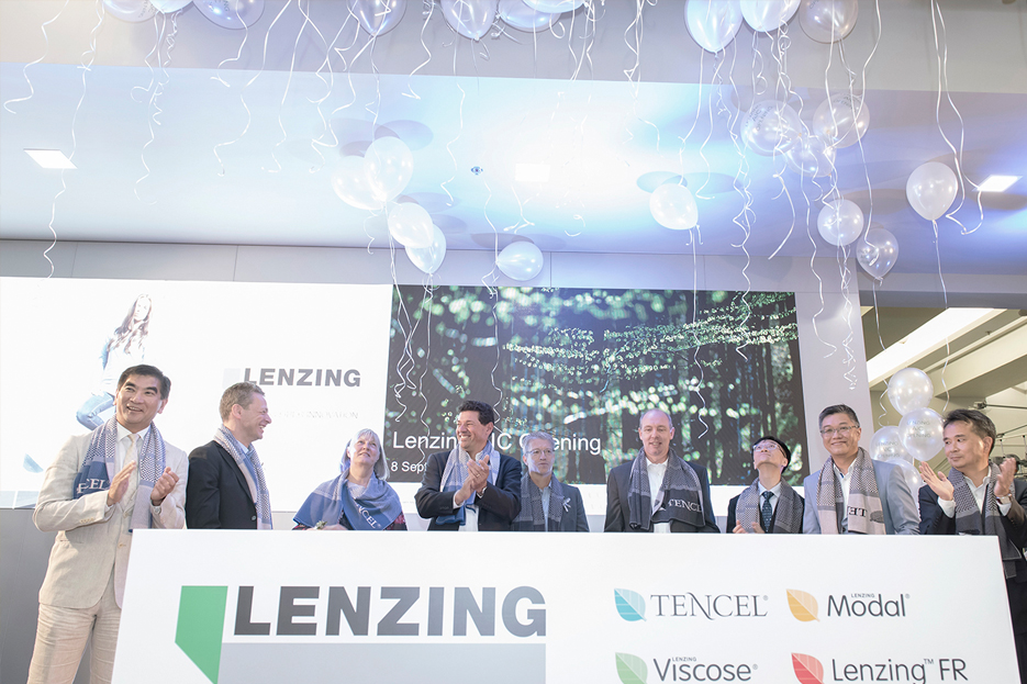 Lenzing 公司展示廳開幕慶典<br>
        Grand Opening at Lenzing Showroom